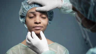 Mulher preta sendo examinada para cirurgia.