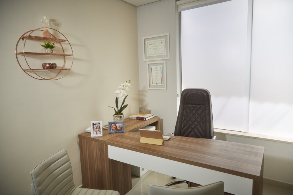 Imagem da sala do consultório de Dra. Natália Costa Corrêa na cidade de Ribeirão Preto-SP.